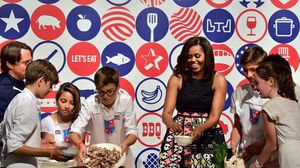 ميشيل أوباما تطهو مع تلاميذ المدرسة الأمريكية على هامش زيارتها لإكسبو ميلانو - أ ف ب