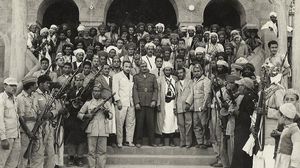 صورة بعد قيام ثورة 26 سبتمبر يظهر فيها الرئيس السلال والبيضاني وغيرهم - أرشيفية