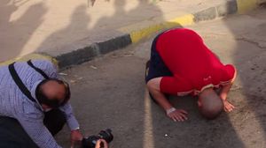 الأمن المصري يجبر شابا على السجود بعد قرار الإفراج عنه - يوتيوب