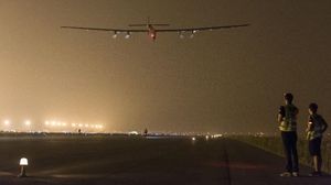 صورة نشرها مشروع "سولار إمبالس" لإقلاع الطائرة العاملة بالطاقة الشمسية من مطار نانكين - أ ف ب
