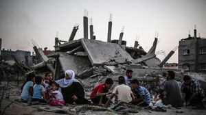 عائلة العجلة تتناول إفطارها الرمضاني على ركام منزلها المدمر بغزة - الأناضول