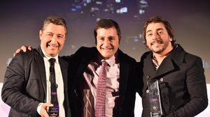 الأشقاء روكا (من اليمين) جوردي وجوزيف وخوان بعد تلقيهم جائزة "أفضل مطعم في العالم" في لندن - أ ف ب