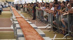 أطول بيتزا "مارغاريتا" في العالم في ميلانو - أ ف ب