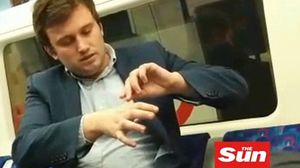 الرجل لحظة تعاطيه الكوكايين في أحد قطارات لندن - عربي21