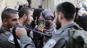 يضطر بعض الفلسطينيين إلى سلوك طرق التفافية للتحايل على حواجز الاحتلال (أرشيفية) - أ ف ب