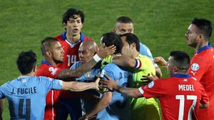 شهدت نهاية المباراة عدة مناوشات بعد طرد لاعبين من الأوروغواي - أ ف ب