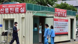 موظفو مستشفى كوري جنوبي يقيمون عيادة لحالات الإصابة بفيروس كورونا - أ ف ب