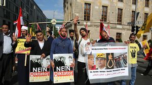 خرجت مسيرات لمعارضي الانقلاب في برلين احتجاجا على زيارة السيسي لألمانيا - الأناضول
