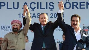 أردوغان مع زعماء أكراد في زيارة سابقة لديار بكر - الأناضول