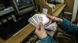 فقدت العملة التركية 13 بالمئة من قيمتها هذا العام بالإضافة إلى 44 بالمئة فقدتها في عام 2021- أ ف ب/أرشيفية