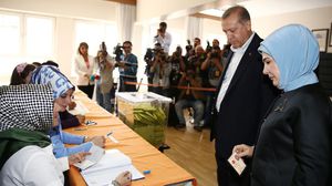الرئيس التركي أثناء الإدلاء بصوته في الانتخابات الأخيرة - ا ف ب