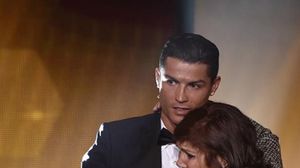 كريستيانو رونالدو ووالدته بعد فوزه بجائزة الكرة الذهبية - أ ف ب