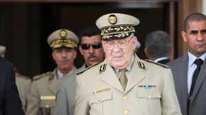 أكد وزير الدفاع الجزائري، قايد صالح، على وجود "رابطة قوية نابضة بالحياة بين الشعب والجيش"- ا ف ب
