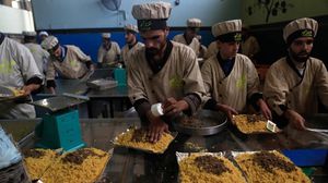 مؤسسة عدالة توزع طعاما على أهالي دوما في الغوطة الشرقية - أ ف ب