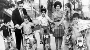 صورة نادرة تجمع حافظ الأسد بعائلته ومن ضمنهم بشار الأسد - قناة العالم