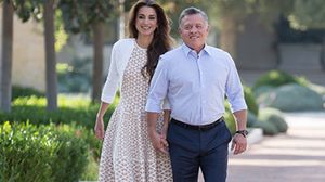 الملك الأردني يمسك بيد الملكة - مجلة بيوبل