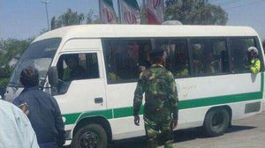 عمال بلدية الأحواز في حافلة للقوات الأمنية الإيرانية- عربي21