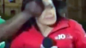 المراسلة إيريس ديلغادو تعرضت للضرب على الهواء- يوتيوب
