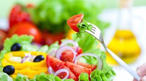اتباع نظام غذائي صحي ومتوازن هو بلا شك الخيار الأفضل لتوفير العناصر الغذائية التي يحتاجها الجسم
