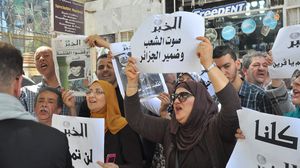 يخشى بالجزائر من أن تزداد مساحات الحرية ضيقا بالتوازي مع غموض مستقبل البلاد سياسيا- عربي21