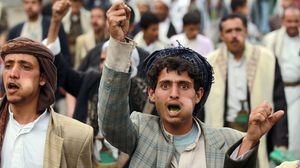 عناصر من جماعة الحوثي يتعاطون القات خلال إحدى التظاهرات (أرشيفية)- أ ف ب