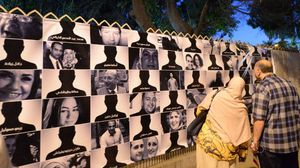 جدراية في القاهرة تحمل صور ضحايا الطائرة المصرية- أ ف ب