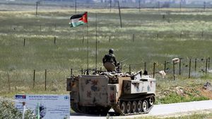 يعلن الجيش الأردني بين الحين والآخر عن إحباط عمليات تهريب أسلحة ومخدّرات من سوريا