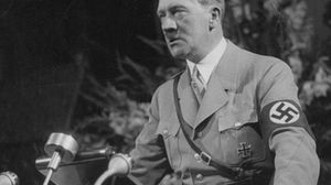 شبيه هتلر شوهد آخر مرة في مكتبة محلية يتصفح مجلات عن الحرب العالمية الثانية - أرشيفية