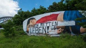 تخريب جدارية للطفل السوري أيلان بألمانيا بشعارات عنصرية - أ ف ب