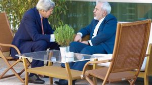كيري وظريف خلال جولة من مفاوضات النووي الإيراني العام الماضي- أرشيفية