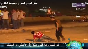 ضابط مصري يعتدي على مشجع رياضي.. والمذيع يطلب الحذف بدلا من الدفاع عن الضحية - عربي21