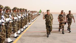 نشرت قوات الجزائر ما لا يقل عن 15 ألف جندي على حدودها الشرقية مع ليبيا والجنوبية مع مالي- عربي21