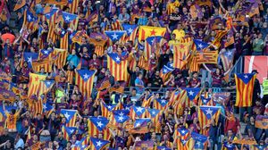 مشجعو برشلونة يرفعون الأعلام الكتالونية- أ ف ب