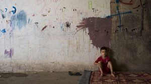 طفل سوري لاجئ يقيم في أحد سجون صدام حسين السابقة في عقرة بكردستان- البايس