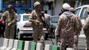 عناصر من الحرس الثوري الإيراني خلال هجوم البرلمان- أ ف ب