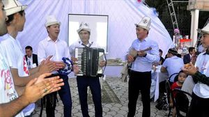 حب عزف الموسيقى والأناشيد الرمضانية توارثته الأجيال في قرغيزستان أبا عن جد- الأناضول
