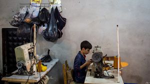 يعمل بعض الأطفال في مناطق الحروب إلى جانب مقاتلين بالغين - جيتي