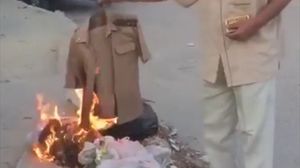 نشطاء قالوا إن الضابط المتقاعد حرق بزته احتجاجا على "التنازل" عن تيران وصنافير- يوتيوب