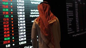 هبط المؤشر السعودي الرئيسي 1.6 بالمئة بعد أن انخفض سهم بنك الرياض أربعة بالمئة وتراجع سهم البنك الأهلي التجاري 1.6 بالمئة- أ ف ب/ أرشيفية