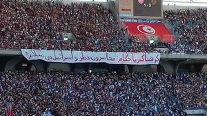 جمهور نادي الأفريقي التونسي رفع لافتة تعاطف فيها مع دولة قطر- يوتيوب