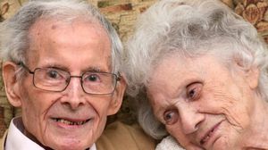 الزوجان يعيشان معا في دار للمسنين- (بي بي سي)
