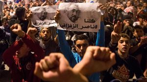 قالت الصحيفة إن الملك محمد السادس يقف في الصف الأول أمام مطالب الحراك الشعبي- فيسبوك