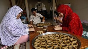 مناسبات صناعة الكعك تتوارثها الأجيال المصرية منذ آلاف السنين- أ ف ب 