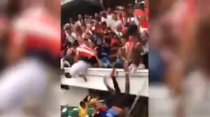 الحادث وقع حين اقترب تيوفيلو ليحيي المشجعين في قطاع الجماهير- يوتوب