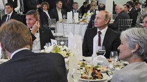 بوتين وفلين في عشاء بموسكو عام 2015- تويتر