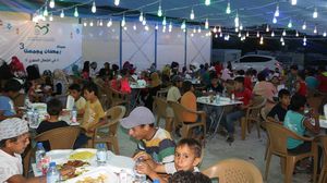 تقيم مؤسسة الرحمة إفطارات وتوزع وجبات على المخيمات- عربي21