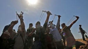 شبان يرشقون قوات الاحتلال بالحجارة خلال مسيرة العودة- جيتي