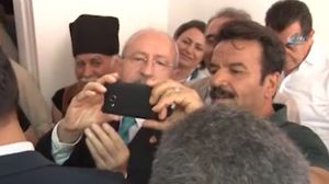 زعيم المعارضة التركية التقط صورة ليده بدلا من الشخص الذي بجانبه- تويتر