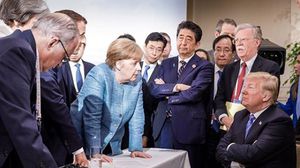 أظهرت الصورة المستشارة الألمانية أنغيلا ميركل، والرئيس الفرنسي إيمانويل ماكرون، ومسؤولين آخرين في عدة دول، وهم يحيطون بالرئيس الأمريكي دونالد ترامب- مكتب أنجيلا ميركل (انستغرام)