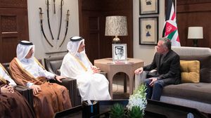 يأتي الإعلان عن  الدعم القطري المفاجئ على الرغم من أن الأردن خفض تمثيله الدبلوماسي مع الدوحة وأغلق مكاتب قناة الجزيرة- وكالة الانباء القطرية قنا 